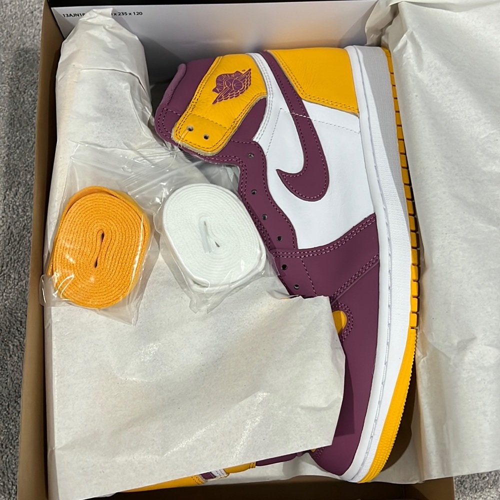 Air Jordan 1 Retro High OG University Gold/White/Light Bordeaux NWT Authentic